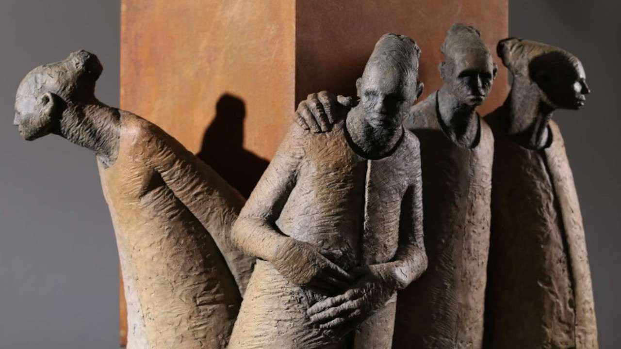 grieving-women_1280x720